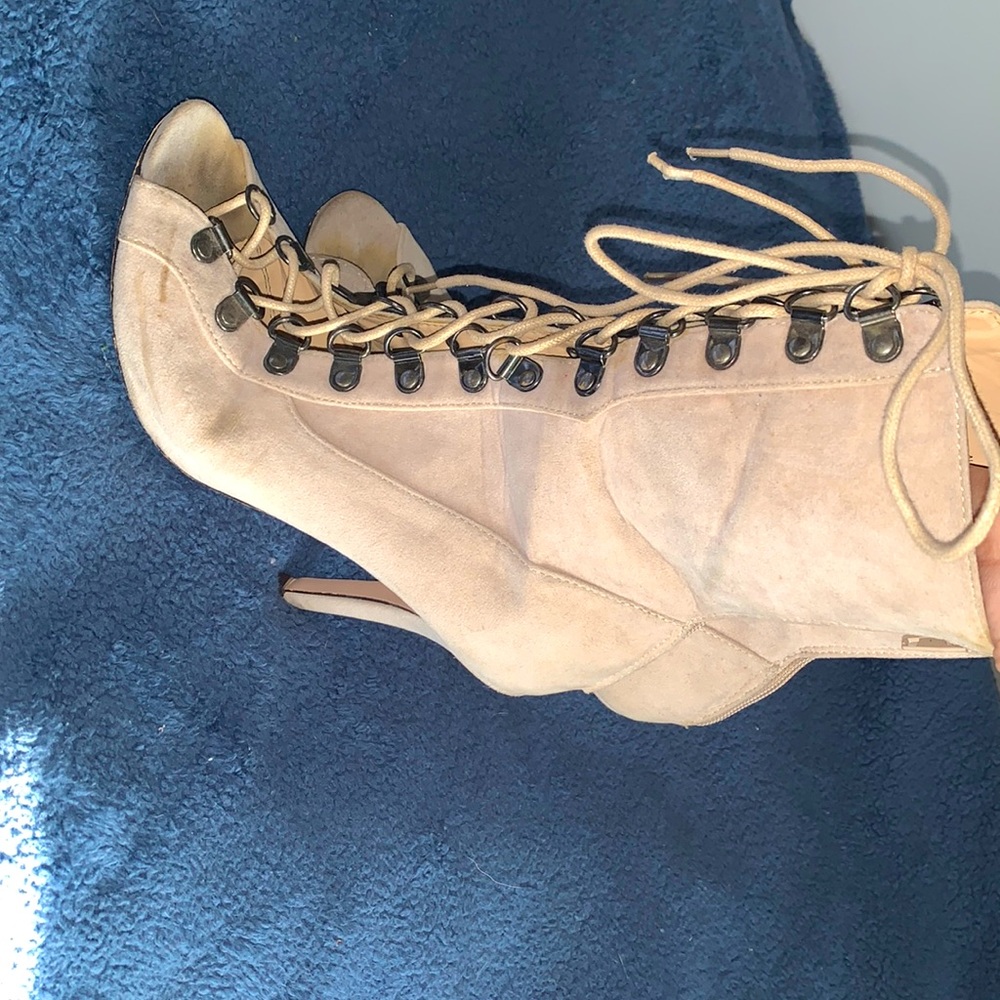 Chase and Chloe size 8 cream boots